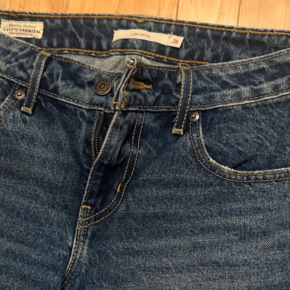 Levi Low Loose Dark Wash “Good Life” size 26, 30 inch inseam - Picture 4 of 5